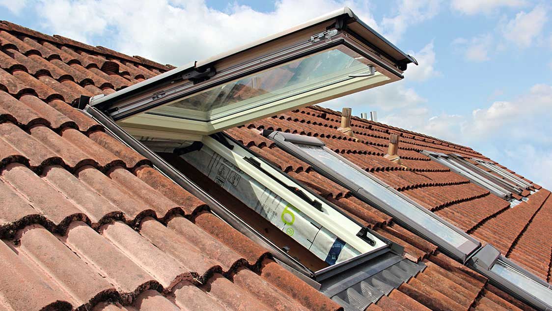dach-mit-geoeffnetem-dachfenster