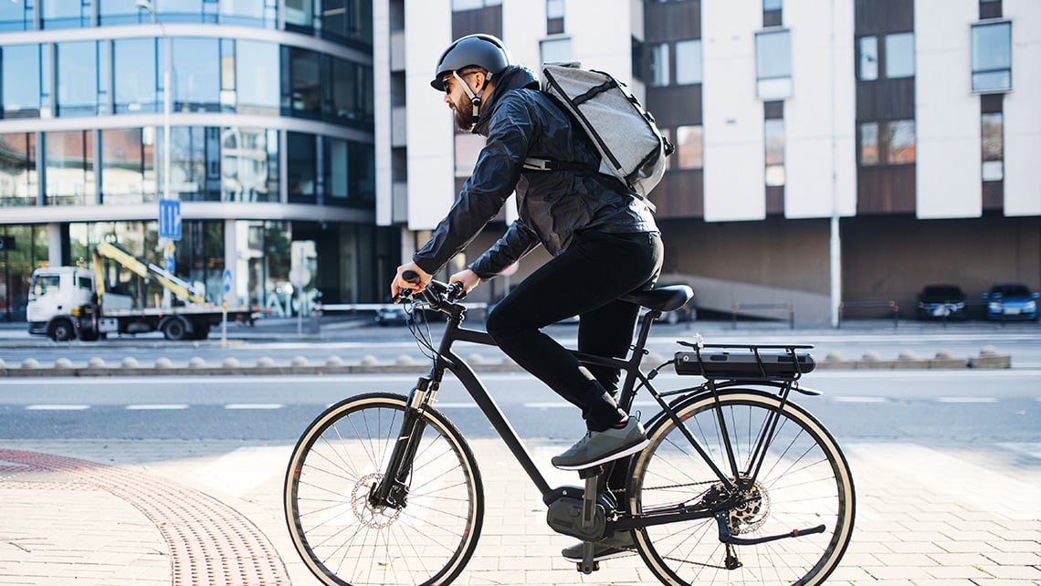 Mann fährt Fahrrad