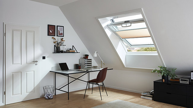 Arbeitszimmer mit Roto Dachfenster & Faltstore