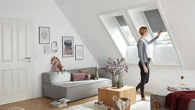 Wohnzimmer mit Roto Dachfenster & Rollo Exclusiv