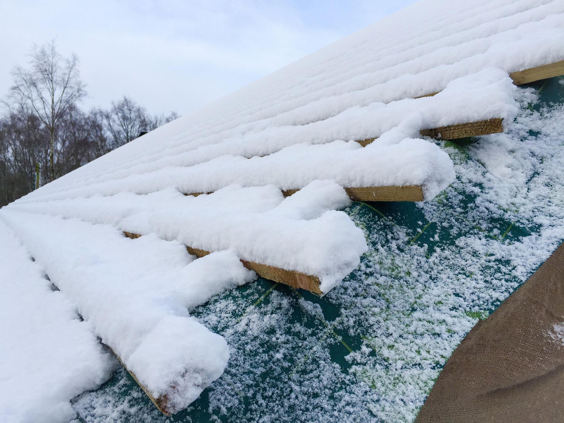 schneebedeckte-dachlatten